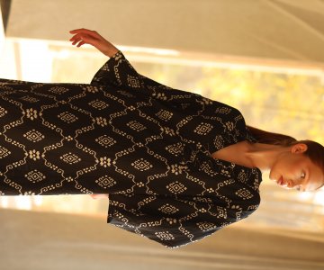 036- Kadın Desenli Uzun Yırtmaçlı Elbise 